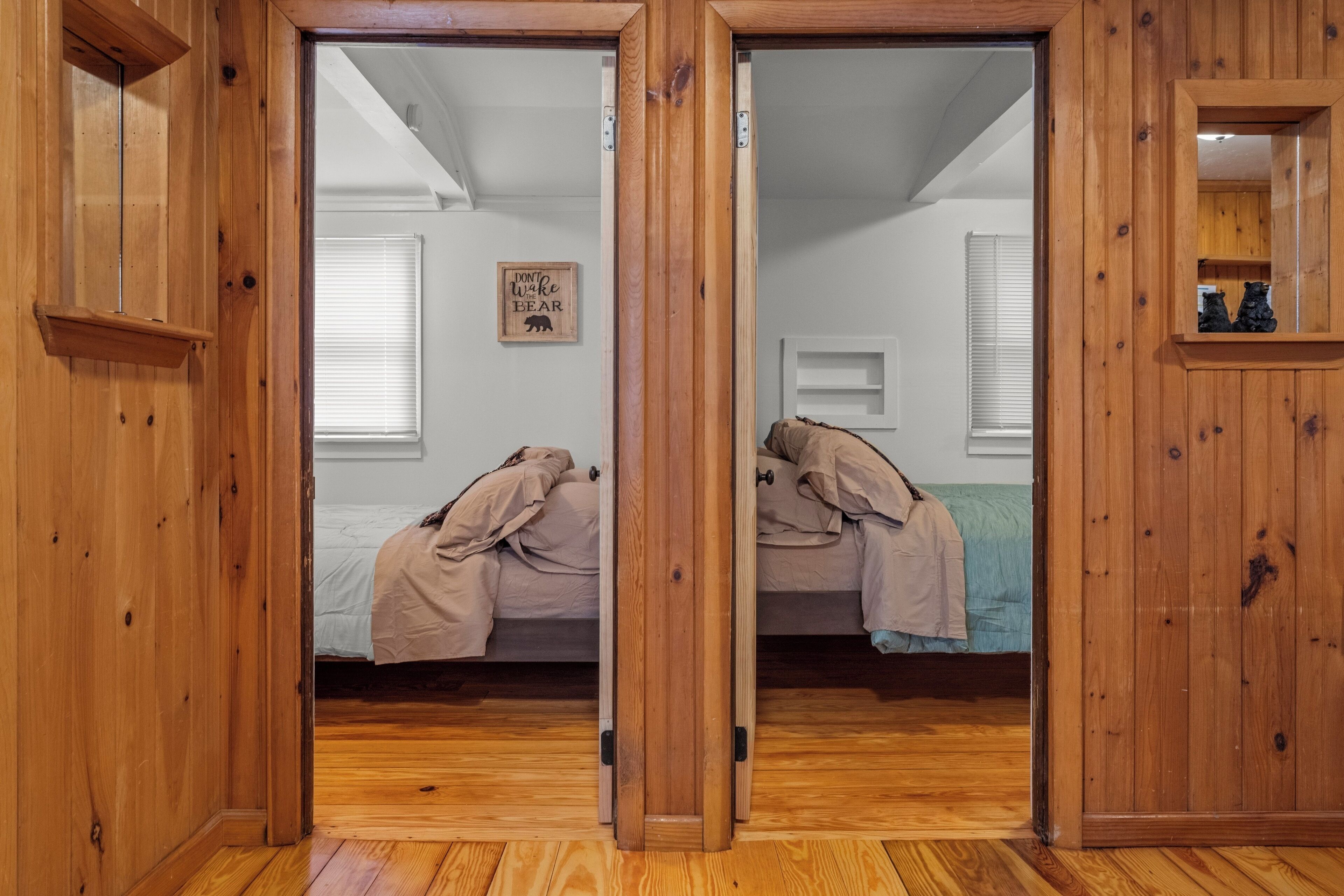 3 habitaciones, escritorio y tabla de planchar con plancha 