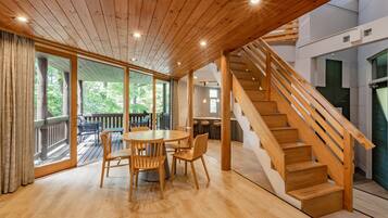 Premium Cottage With Private Dog Park(Non-smoking) | 1 bedroom, free WiFi, bed sheets