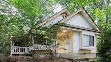 Standard Cottage With Open-Air Bath (Smoking) | 1 bedroom, free WiFi, bed sheets