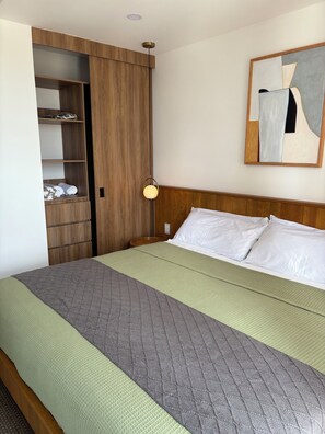 2 habitaciones, escritorio, tabla de planchar con plancha y wifi gratis 