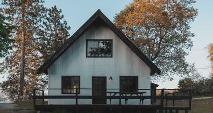 Spacious 4-bedroom cabin on secluded private land