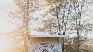 Un panneau en bois portant l’inscription « SEQUOIA HIGHLAND CAMP » et le numéro « 45002 ».