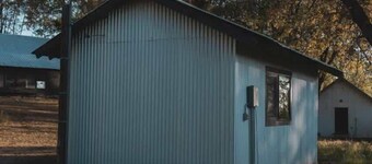 Delightful stand-alone hut with communal bathhouse