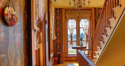 Klompen Suite at Pella Mansion