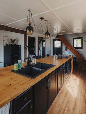 Frigorífico, microondas, placa de cocina y cafetera o tetera