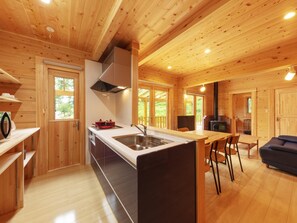 Småhus, ikke-røyk (Large cottage,hot spring and dog park) | 1 soverom, wi-fi (inkludert) og sengetøy
