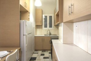 Fridge, oven, stovetop, coffee/tea maker