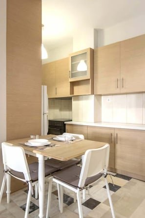 Dining - "Urban Comfort Stay" (Athina)