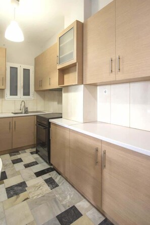 Réfrigérateur, four, plaque de cuisson, cafetière/bouilloire