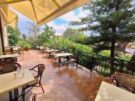 Öğle yemeği sunulur, yerel ve uluslararası mutfak, bahçe manzaralı 