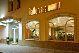 供应午餐和晚餐，本地与国际菜，花园景观