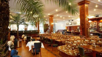 Lunch och middag serveras, med utsikt mot trÀdgÄrden