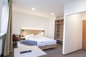 Habitación doble | Espacio para trabajar con un portátil, cortinas opacas, wifi gratis