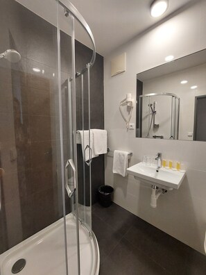 Hair dryer, towels, soap, shampoo - Hotel Avion (Prague)