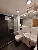 Secador de cabelo, toalhas de banho, sabonete, shampoo