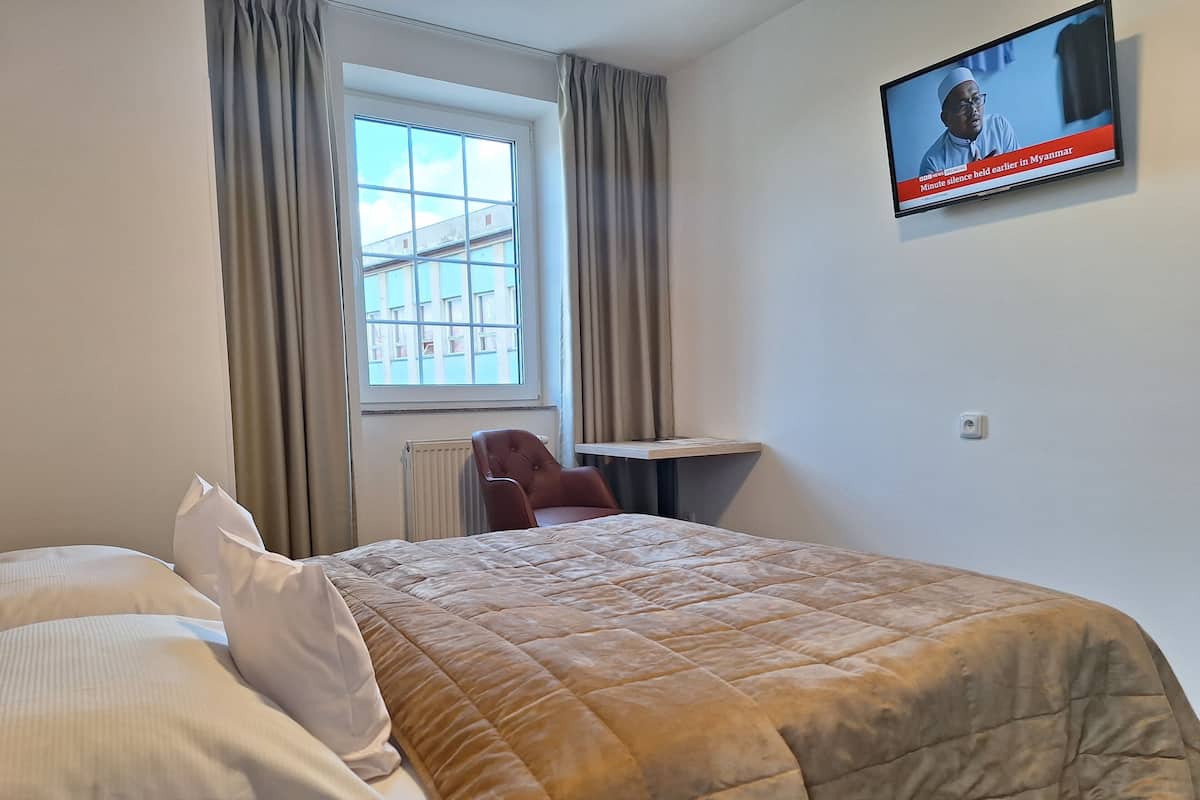 Family Suite | Laptop workspace, blackout drapes, WiFi (free), bed sheets