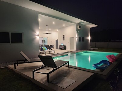 Bauhinia house between sea and mountains.