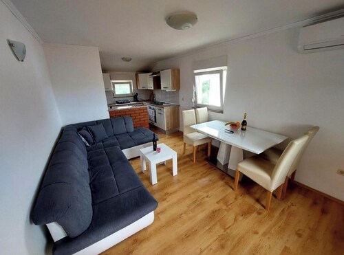 2-bedroom apartment in beautiful Galižana with WiFi, AC