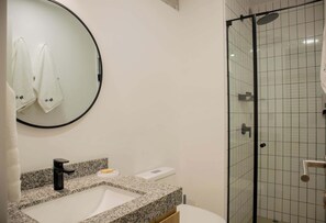 Douche, sèche-cheveux, serviettes fournies