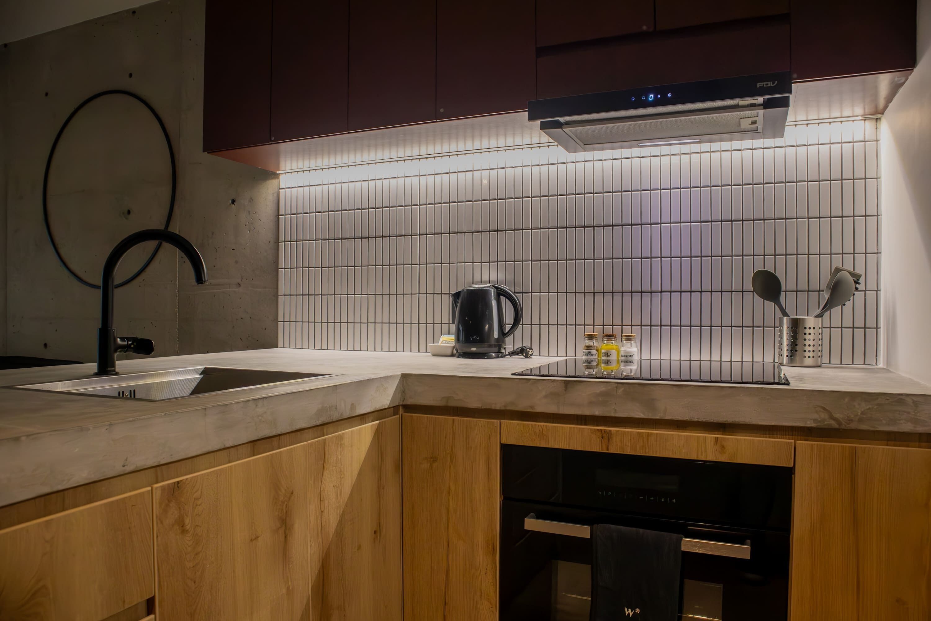 Refrigerador, horno, parrilla de estufa y cafetera y tetera 