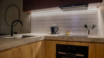 Réfrigérateur, four, plaque de cuisson, cafetiÚre/bouilloire