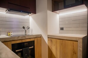 Réfrigérateur, four, plaque de cuisson, cafetière/bouilloire