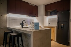 Refrigerador, horno, parrilla de estufa y cafetera y tetera