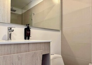 Een douche, een haardroger, handdoeken