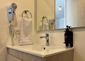 Douche, sèche-cheveux, serviettes fournies