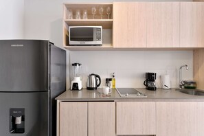 Réfrigérateur, micro-ondes, plaque de cuisson, cafetière/bouilloire
