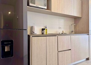 Een koelkast, een magnetron, een kookplaat