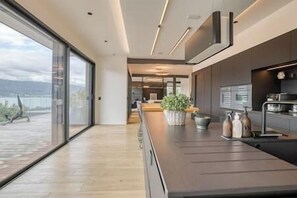 Kühlschrank, Mikrowelle, Ofen, Geschirrspüler