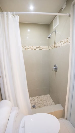 Secadora de cabello y shampoo