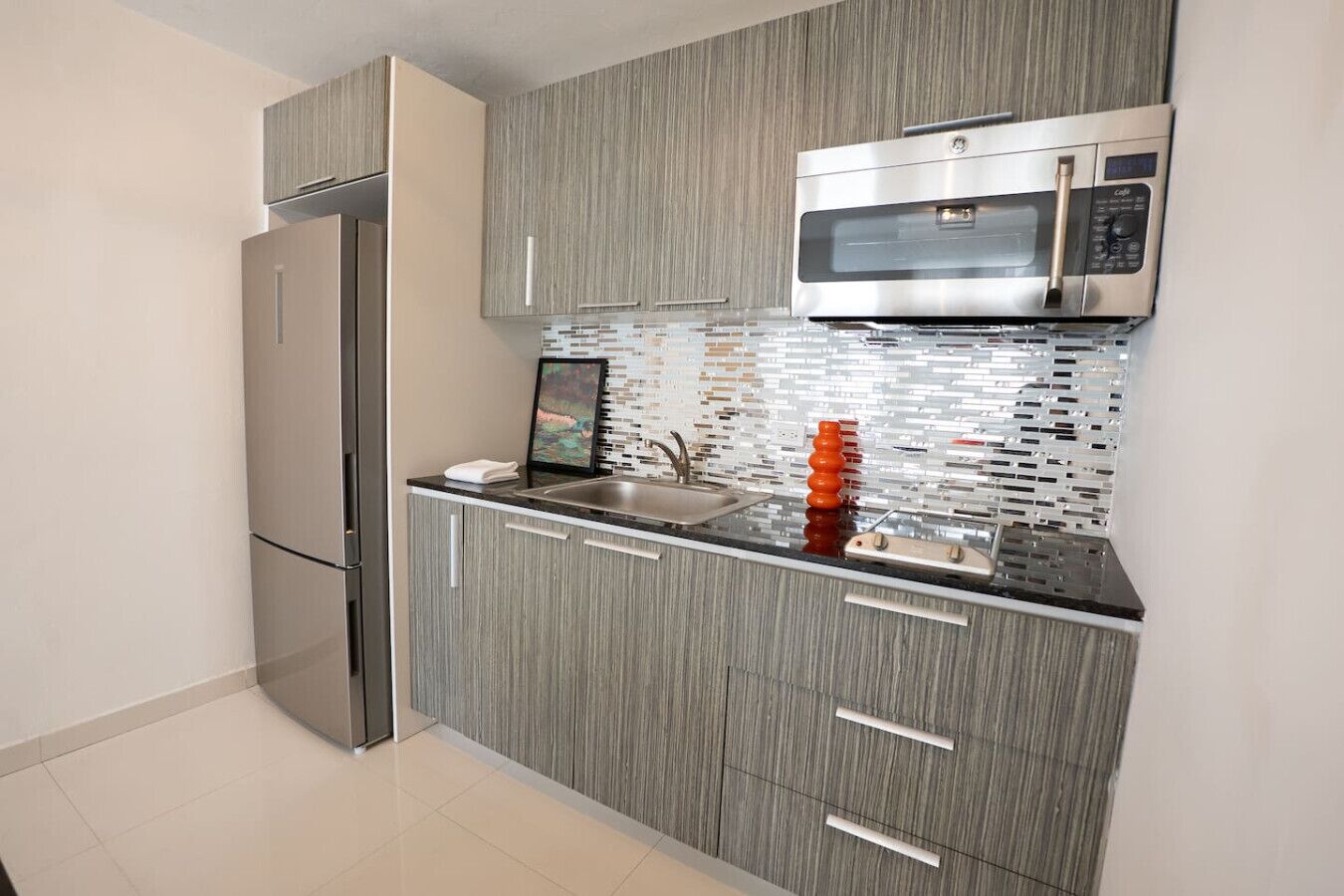 Kjøleskap, mikrobølgeovn, kokeplater og kjøkkenutstyr