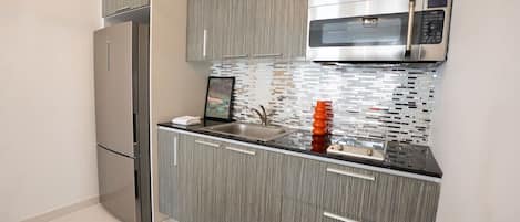 Kjøleskap, mikrobølgeovn, kokeplater og kjøkkenutstyr