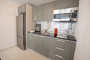Geladeira, micro-ondas, cooktop, talheres/pratos/utensílios de cozinha