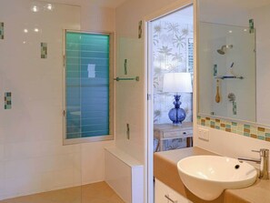 Dusche, Haartrockner, Shampoo