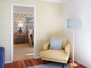 3 habitaciones, tabla de planchar con plancha, wifi y ropa de cama 