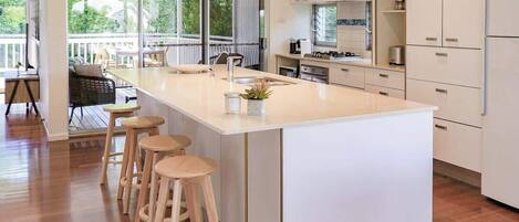 雪櫃、微波爐、焗爐、爐具