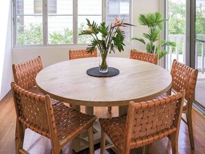 Dining - Moffat Beach Gem - Steps to Surf, Trails & Cafes (Caloundra Region)
