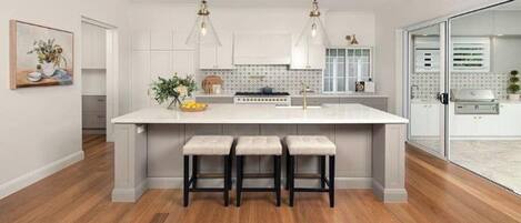 Frigorífic, microones, forn i placa de cuina