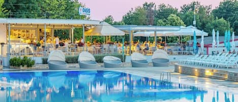 3 outdoor pools