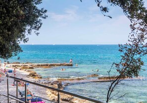 Private beach, beach bar - Camping Bijela Uvala - Eurocamp (Funtana)