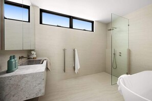 Dusche, Haartrockner, Handtücher, Shampoo