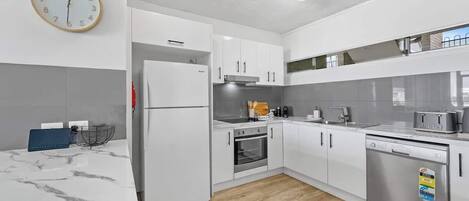 Kühlschrank, Mikrowelle, Ofen, Herdplatte