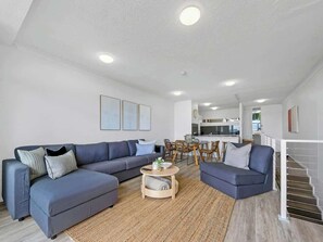 TV - Views by Day, Waves at Night on Kings Beach (Caloundra Region)