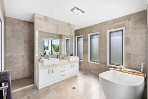 Dusche, Haartrockner, Shampoo