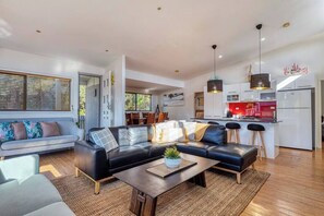 Televisio, kirjoja, työhuone