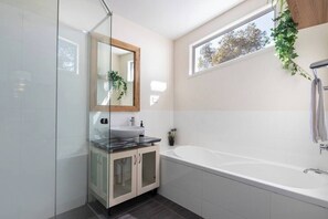 Een douche, een haardroger, shampoo
