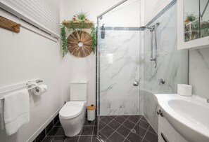 Douche, sèche-cheveux, serviettes fournies, shampoing